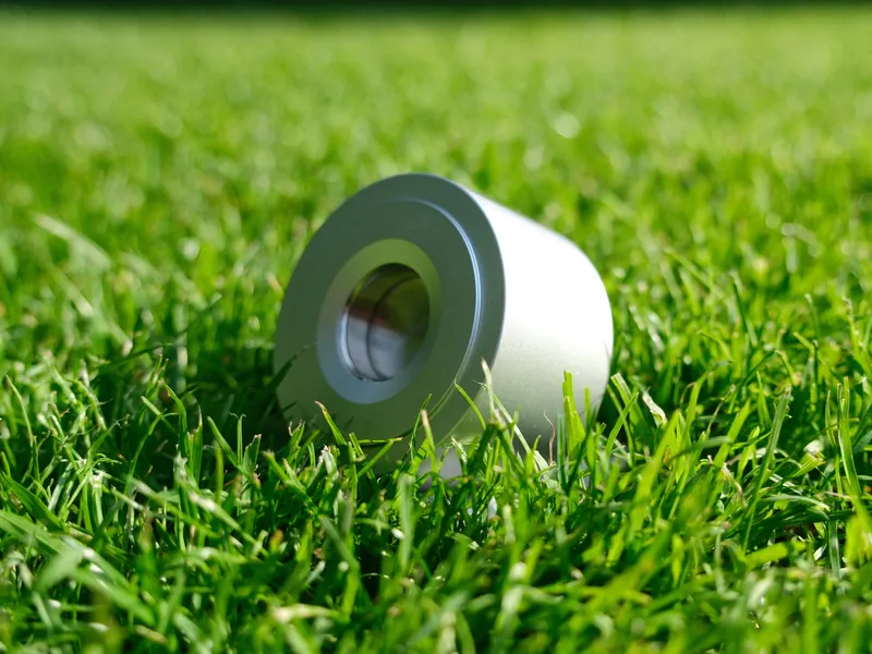 Zylindrischer Handöffner von Phrest aus gebürstetem Aluminium, liegend im Gras